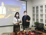获得“年度感动人物奖”员工