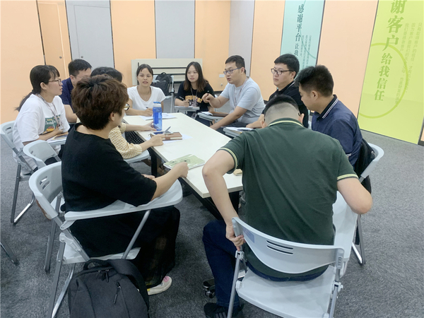 2.中安同事们分组讨论-1.jpg