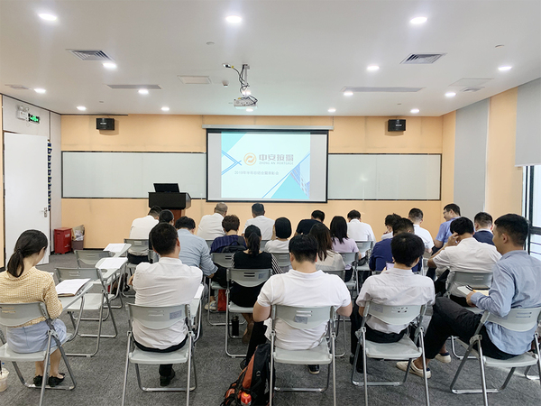 1全体员工整齐就坐等待会议开始s.jpg